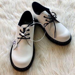 Dr. Martens Oxford white low cut boots